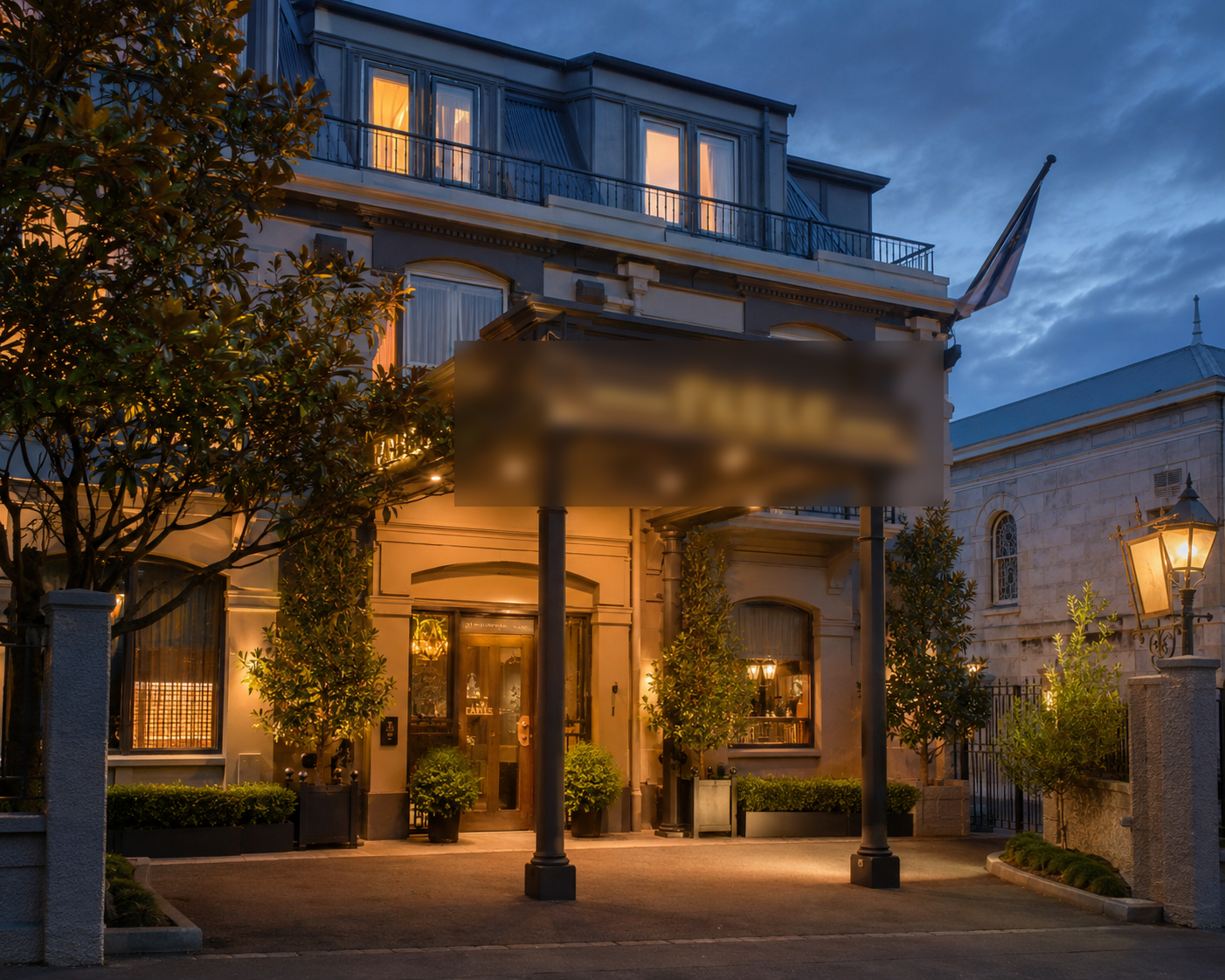 Szerencse hotel entrance in central Dunedin for local travel
